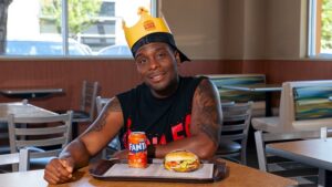 Burger King® apresenta Fanta como seu novo refrigerante e lança campanha com o ator Kel no clima das sitcoms
